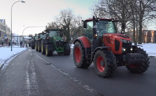 Οι γερμανοί αγρότες κλείνουν τους δρόμους με τρακτέρ για τις περικοπές των επιδοτήσεων