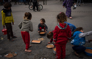 Παιδιά στην Παλαιστίνη παίρνουν φαγητό