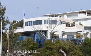 Πυρά σε ναυτιλιακή στη Γλυφάδα με νεκρό και τραυματίες – Ταμπουρωμένος ο απολυμένος ένοπλος, μπήκαν τα ΕΚΑΜ