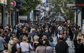 Κόσμος στην Ερμού