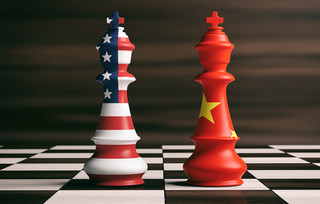 Πιόνια του σκάκι με τις σημαίες της Αμερικής και της Κίνας