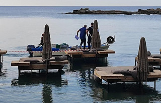 Σφραγίστηκε το beach bar στη Ρόδο με τις μεταλλικές εξέδρες μέσα στη θάλασσα