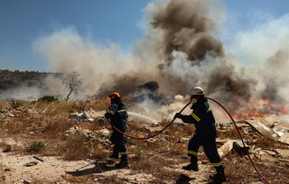 Εκρηκτικό κοκτέιλ ισχυρών ανέμων, ακαθάριστων οικοπέδων και σκουπιδιών στη φωτιά στη Βάρης-Κορωπίου