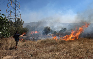 Εκρηκτικό κοκτέιλ ισχυρών ανέμων, ακαθάριστων οικοπέδων και σκουπιδιών στη φωτιά στη Βάρης-Κορωπίου