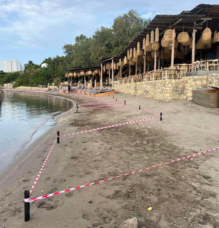 Σφραγίστηκε το beach bar στη Ρόδο με τις μεταλλικές εξέδρες μέσα στη θάλασσα