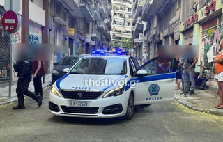 Θεσσαλονίκη: Μπούκαραν σε κατάστημα, το έσπασαν και έδειραν ζευγάρι
