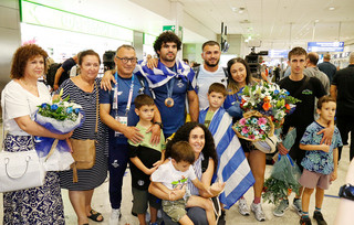 αφιξη του θοδωρη τσελιδη απο το παρισι