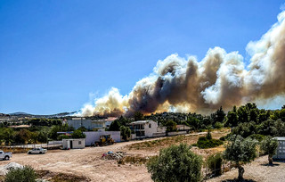 Φωτιά κοντά σε σπίτια στο Κορωπί