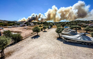 Φωτιά κοντά σε σπίτια στο Κορωπί