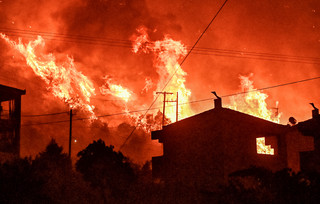 Ανεξέλεγκτη η φωτιά στο Ξυλόκαστρο με 30 χιλιόμετρα πύρινο μέτωπο