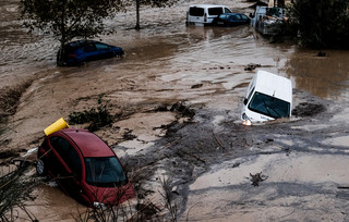 Εικόνες βιβλικής καταστροφής στη Βαλένθια από τις ξαφνικές πλημμύρες στην Ισπανία