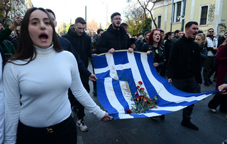 Στην αμερικανική πρεσβεία κατευθύνεται η αιματοβαμμένη σημαία του Πολυτεχνείου