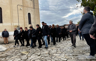 Θρήνος και οργή στην κηδεία της δολοφονημένης Δώρας στο Δοκίμι Αγρινίου