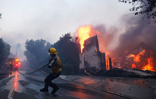 Φωτιά εκτός ελέγχου στην Καλιφόρνια