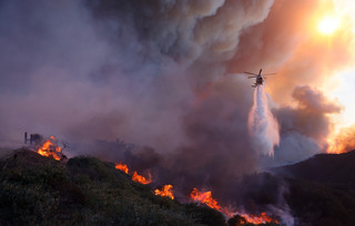 Φωτιά εκτός ελέγχου στην Καλιφόρνια