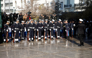 Με τιμές εν ενεργεία πρωθυπουργού το τελευταίο αντίο στον Κώστα Σημίτη