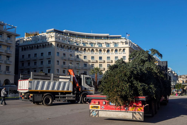 Σε χριστουγεννιάτικους ρυθμούς η Θεσσαλονίκη – Ανάβει απόψε το δέντρο στην Αριστοτέλους